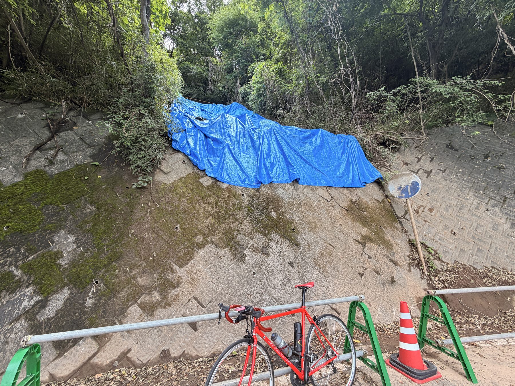 琴平峠の土砂崩れ箇所とブルーシートを近くから写した写真