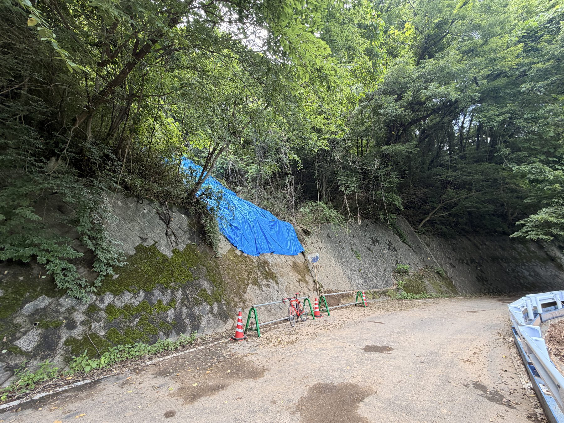 琴平峠の土砂崩れ箇所に掛かったブルーシートを広く写した写真
