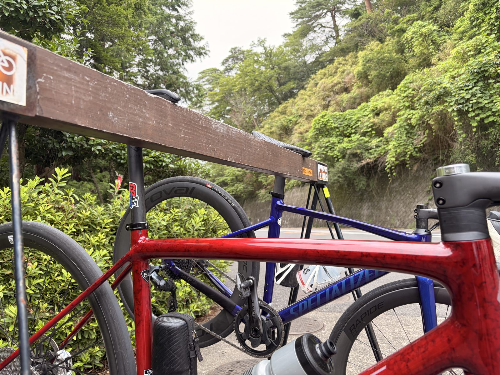 唐沢山で並べた赤いAethos2と友人のロードバイク
