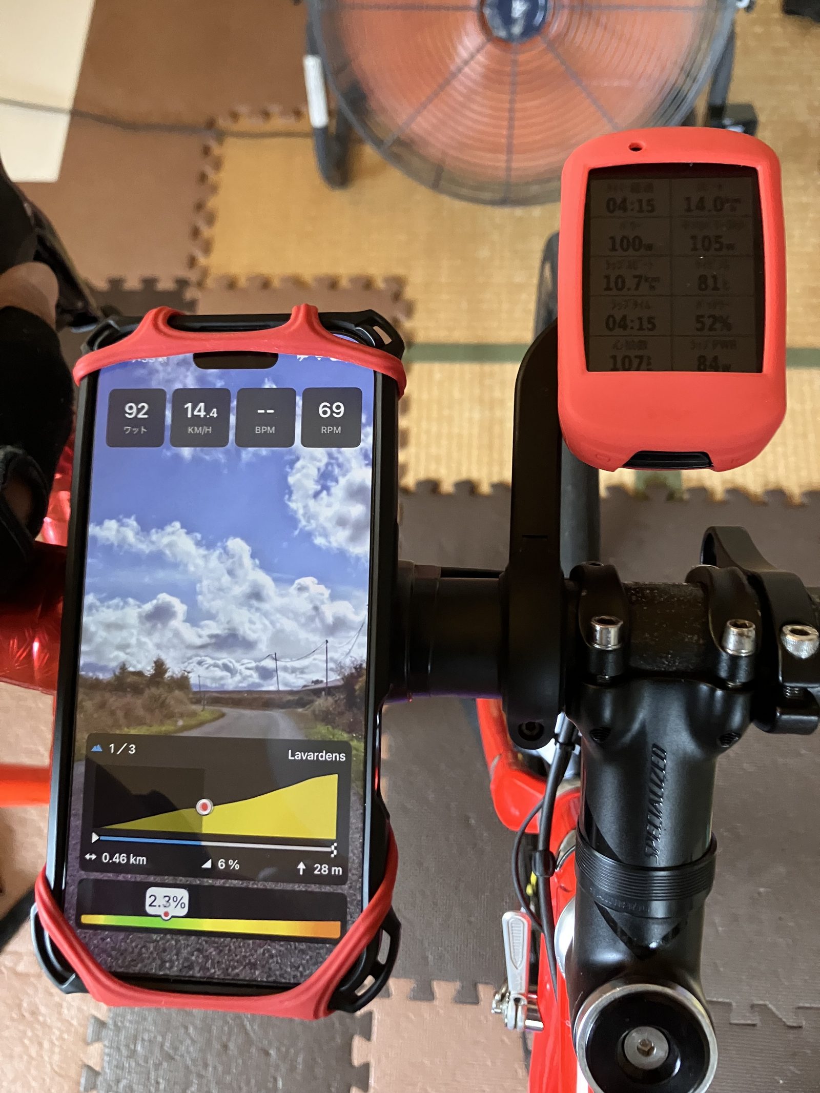 Tacx TrainingアプリとGarminを表示してスマートローラーを試している様子