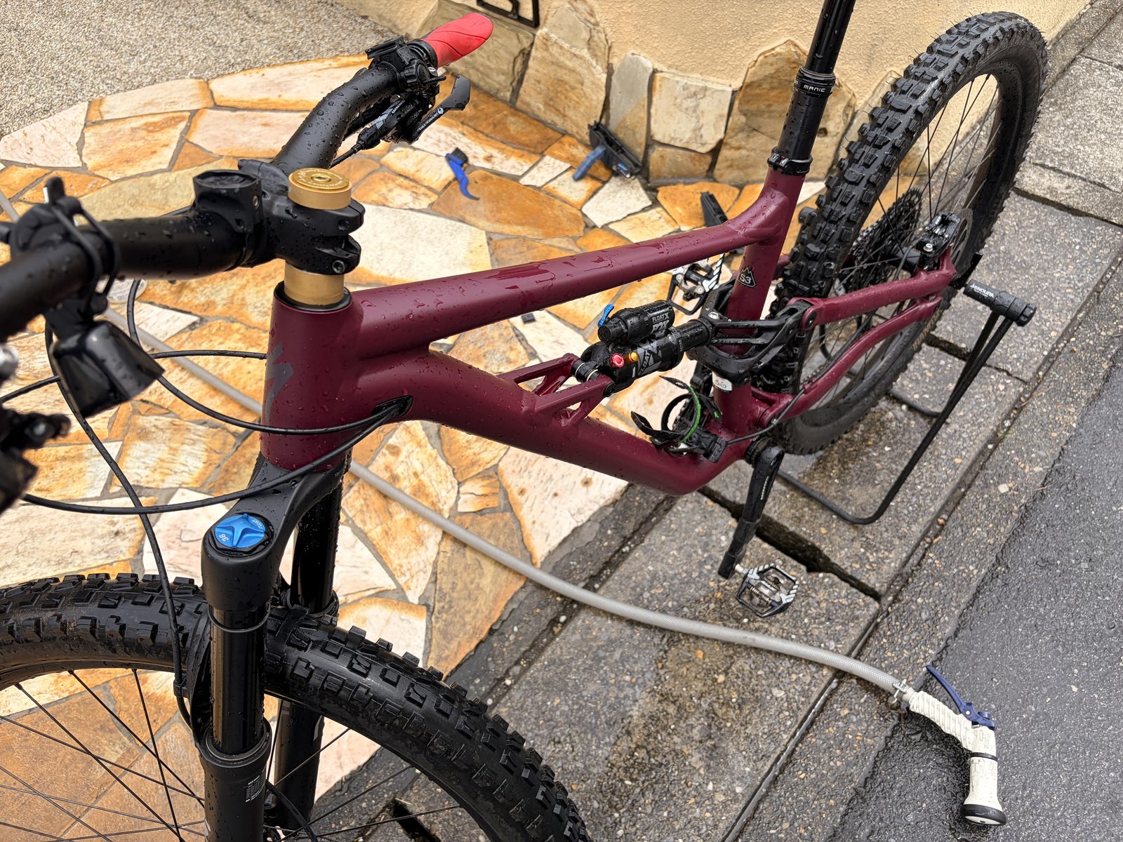 ライド後に洗車しているSpecialized Status 140