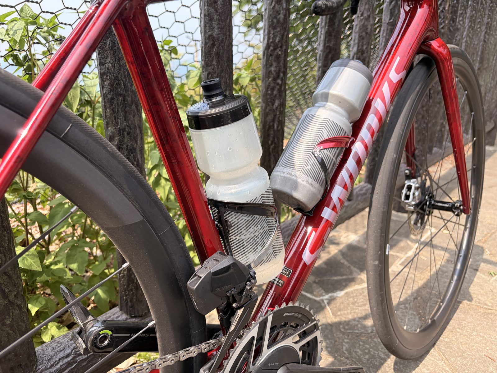 最高38℃のライドに備えてAethos2に取り付けた2本のボトル