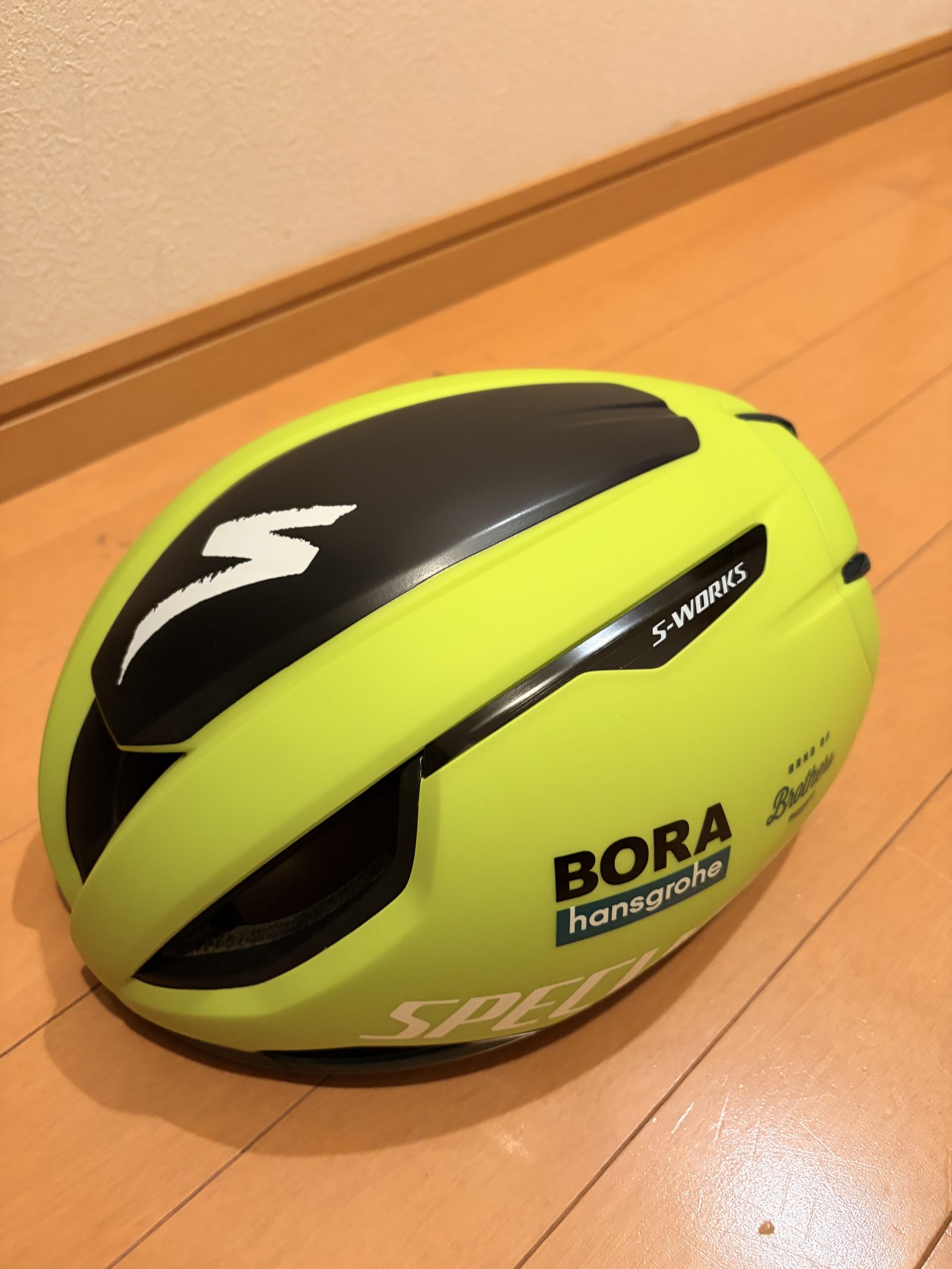 室内で撮影したライム色のS-Works Evade 3