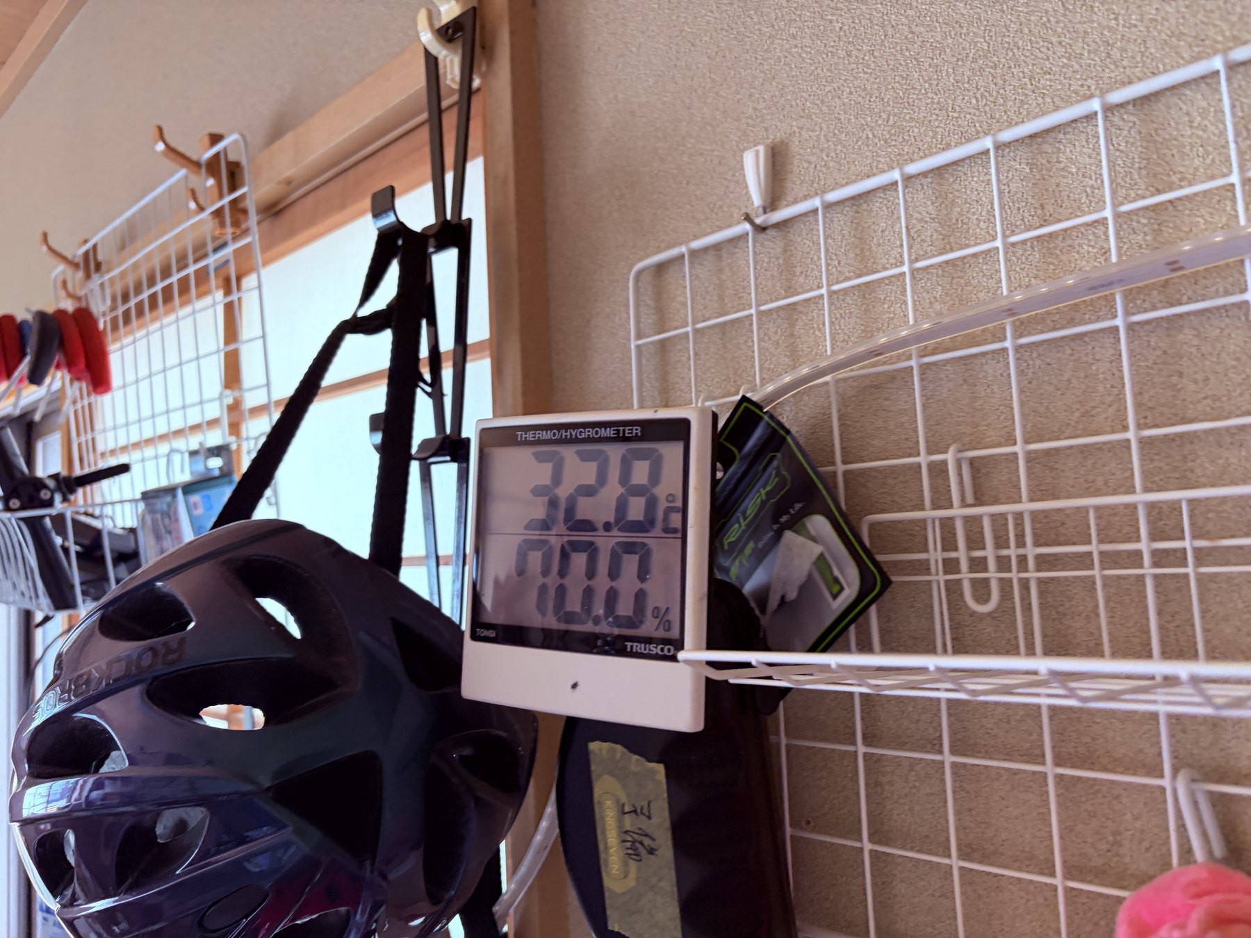 ローラー部屋の温湿度計が示す室温32.8℃と湿度70％