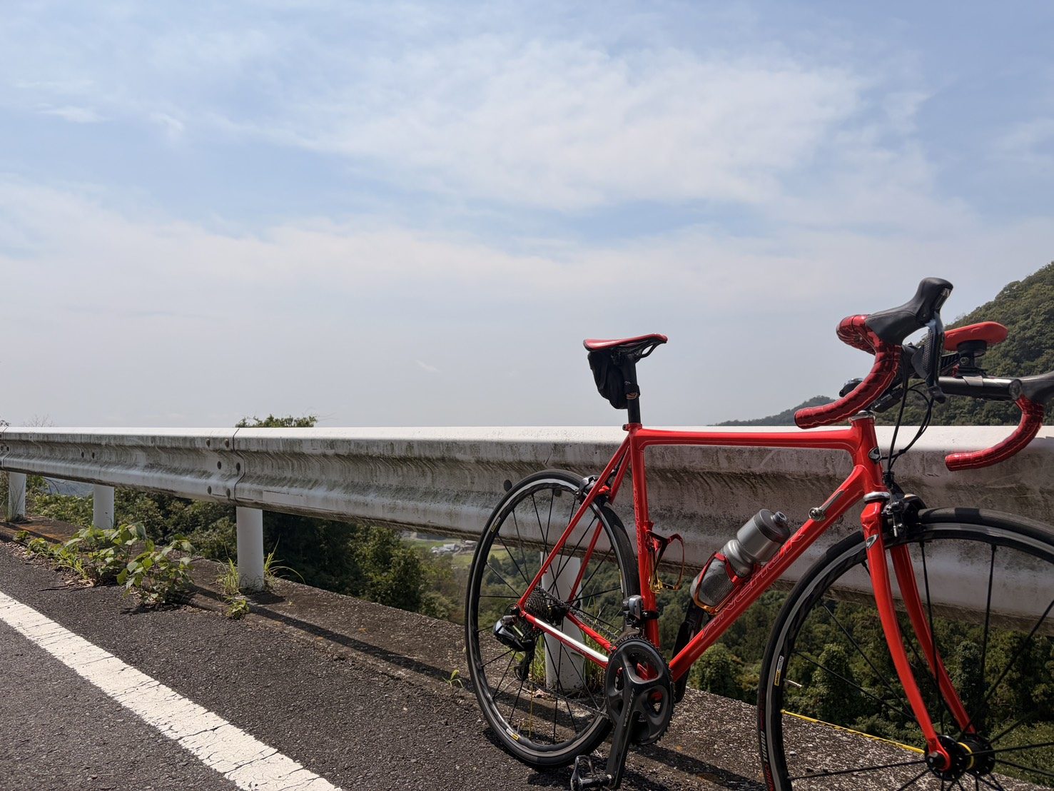 夏空の唐沢で道路脇に停めた赤いアンカーRNC7