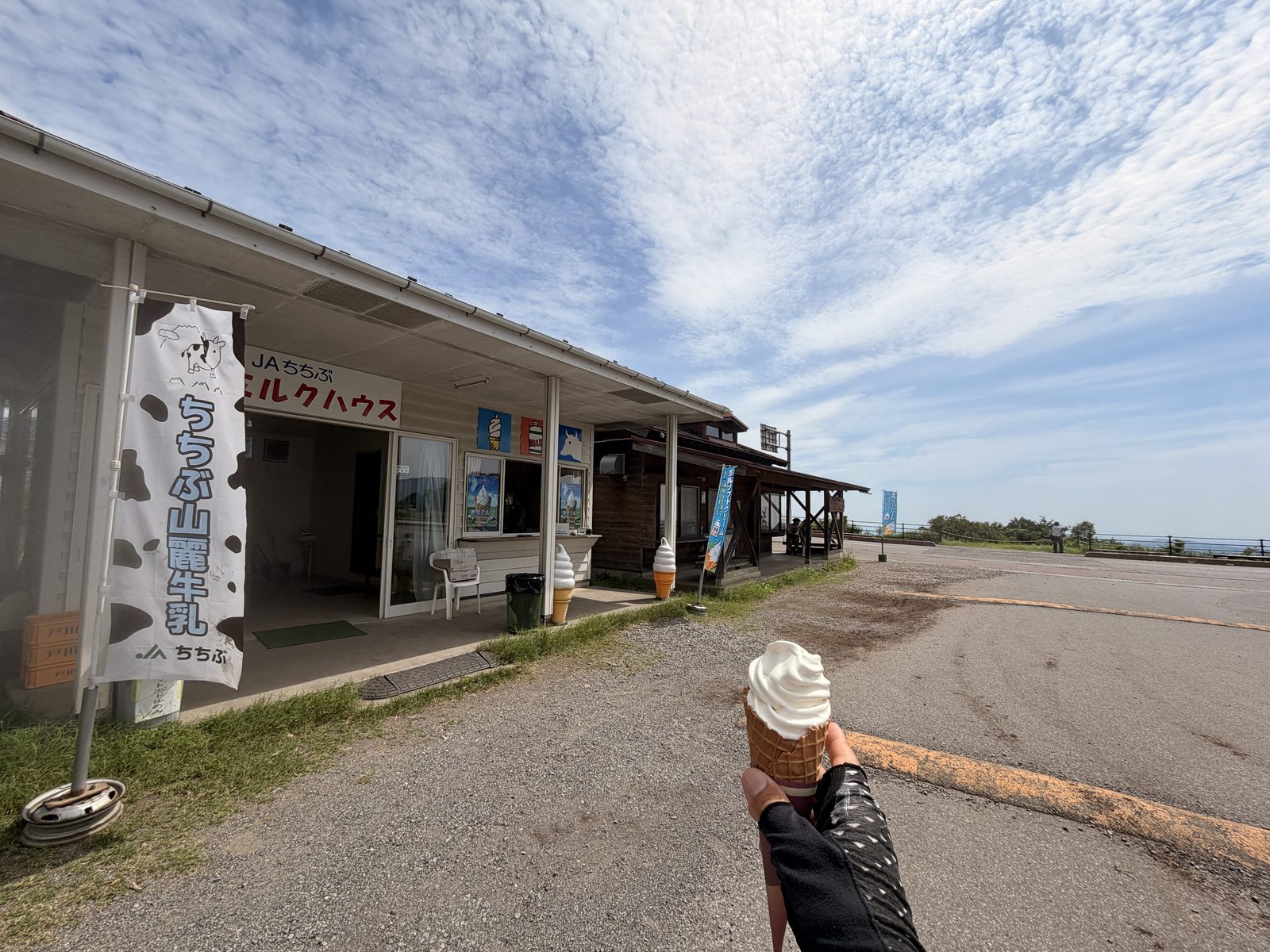 ふれあい牧場のミルクハウス前で持ったソフトクリーム