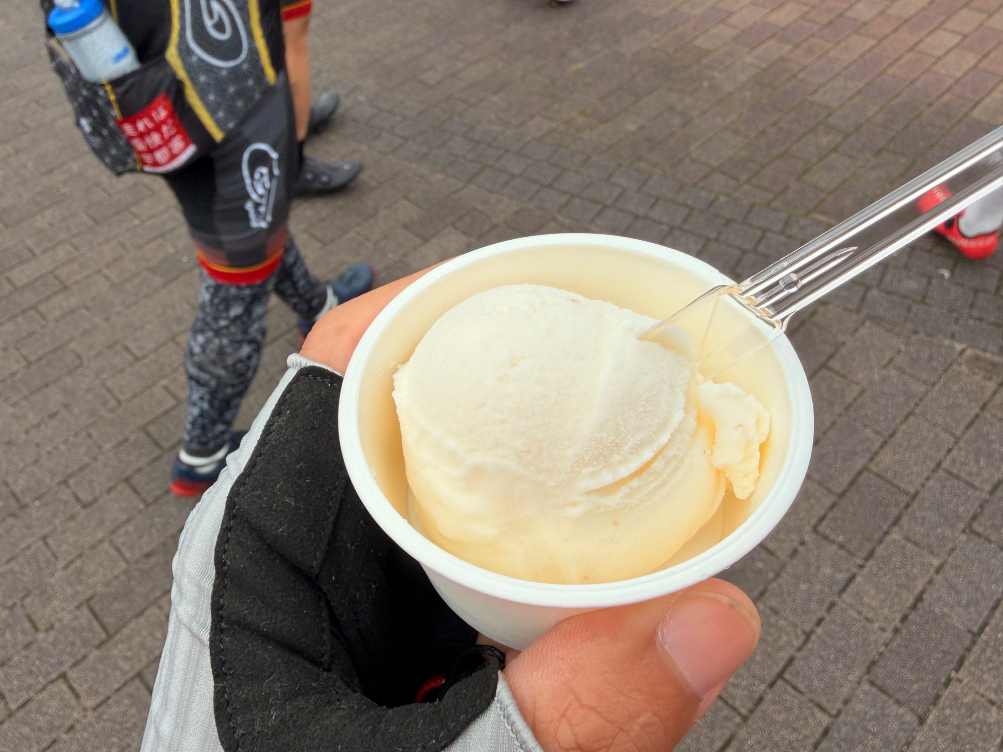 紙カップに盛られたクリーム色のジェラートとスプーン
